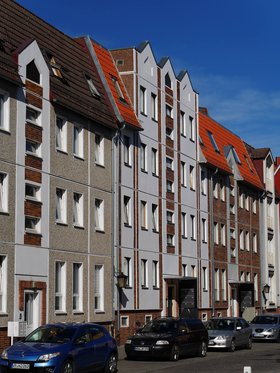 Das Foto zeigt einen Blick auf innerstädtische Plattenbauten der 1980er Jahre in der Altstadt von Stralsund.